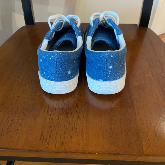 Tretorn Nylite Plus Sneakers in Paint-Splattered Denim. - Picture 3 of 6